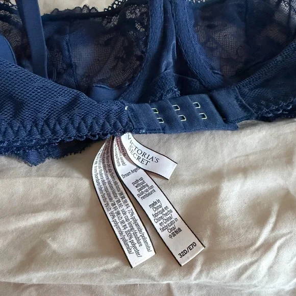 Victoria's Secret Navy Lace Underwire Bra - Picture 2 of 2